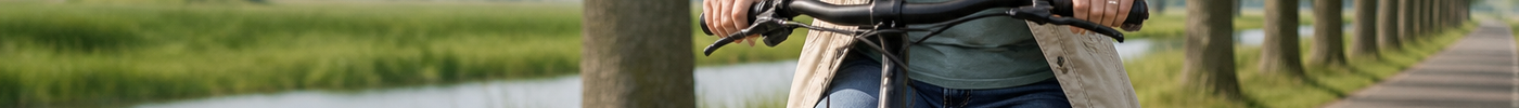 Vrouw op e-bike in gewone kleding op een rustige landweg, comfortabel rechtop